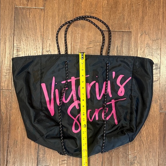🎄 Christmas Sale 🎄 Spacious Victoria's Secret Black Tote with Pink Logo - Picture 4 of 8